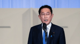 الوزير الأول الياباني يقيل ابنه بسبب “سلوك غير لائق”