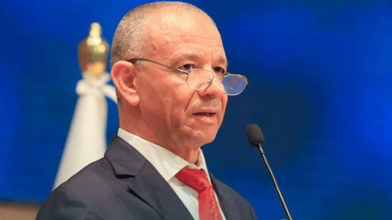 الرئيس تبون يهنئ بن قرينة بعد إعادة انتخابه على رأس حركة البناء