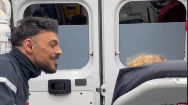 Un ambulancier fait le buzz en chantant pour rassurer une petite fille (VIDEO)