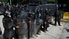 Images impressionnantes après l’arrestation de l’ex-Premier ministre pakistanais (VIDEOS)