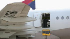 Un passager ouvre l’issue de secours d’un avion en plein vol (VIDEO)