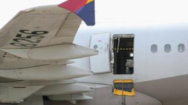 Un passager ouvre l’issue de secours d’un avion en plein vol (VIDEO)