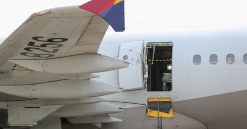 Un passager ouvre l’issue de secours d’un avion en plein vol (VIDEO)