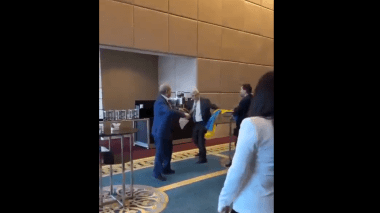 VIDÉO: Une bagarre entre des membres de délégations russe et ukrainienne lors d’un sommet en Turquie