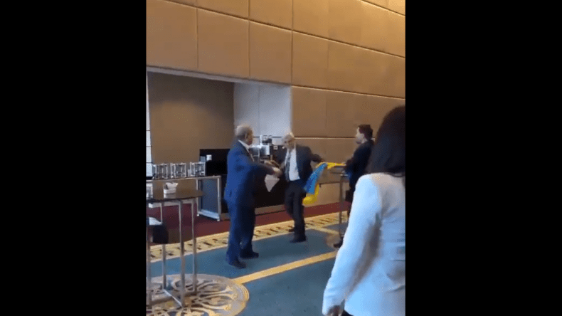 بالفيديو.. مندوب أوكراني “يلكم” عضوا روسيا في اجتماع بأنقرة