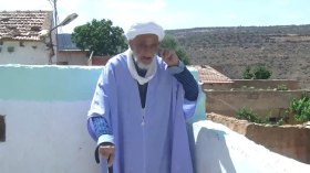 تجاوز القرن ويؤذن دون مكبر صوت بمعسكر