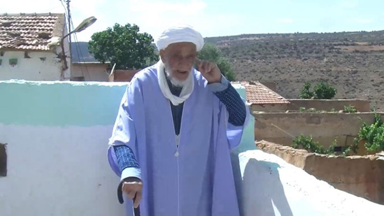 تجاوز القرن ويؤذن دون مكبر صوت بمعسكر
