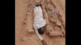 فيديو لشاب جزائري نائم بجوار قبر أمه منذ سنتين يهزّ الشبكات!