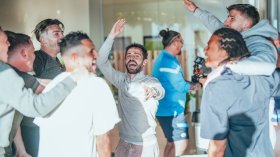 بِالفيديو والصّورة: هكذا احتفل محرز وزملاؤه بعد التتويج بِاللّقب