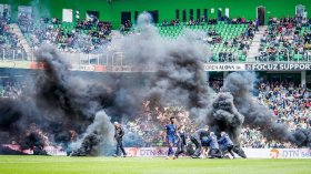 بِالفيديو والصّور: إيقاف مباراة هولندية بِسبب الشغب