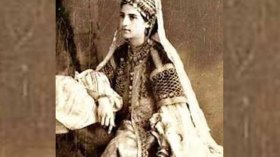 مغاربة يتهافتون لشراء تحف فنية جزائرية قديمة