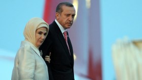 برغم الرفض الاجتماعي.. هكذا دعمت أمينة أردوغان زوجها في مسيرته!