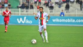 دولي جزائري سابق ينال شهادة التدريب مع نائب بطل العالم