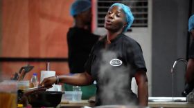 بالفيديو.. طاهية نيجيرية تطبخ لمدة 100 ساعة دون توقف لتحقيق رقم عالمي