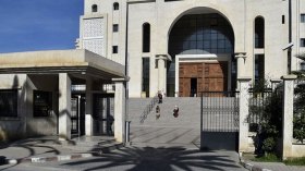 كهل يعتدي على طفل قاصر ووالده ويتسبب في جروح خطيرة لهما!