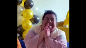 فيديو مؤثر لطفلة مصابة بمتلازمة داون تستقبل التهنئة بنجاحها