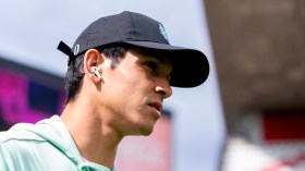 ماندي يحجز تذكرة أوروبية