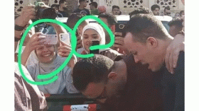 فتاتان تضحكان في جنازة فنان مصري ونقابة الصحفيين تحقق
