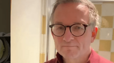 للحفاظ على الشباب.. خبير تغذية شهير ينصح بهذه الأطعمة!