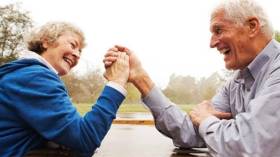 النساء أطول عمرا من الرجال.. ما الأسباب؟