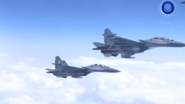 صقور الجيش الوطني الشعبي يرافقون الطائرة الرئاسية في الأجواء الجزائرية متوجهة نحو جمهورية البرتغال