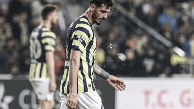لاعب فنربخشة يرد بعد حادثة البصق على المصري تريزيغيه