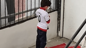 طفل جزائري يصلي في الملعب.. فيديو يخطف الأنظار عبر العالم العربي