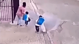 فيديو متداول لطفلين طبقا حركة كاراتيه تعلماها على والدتهما!