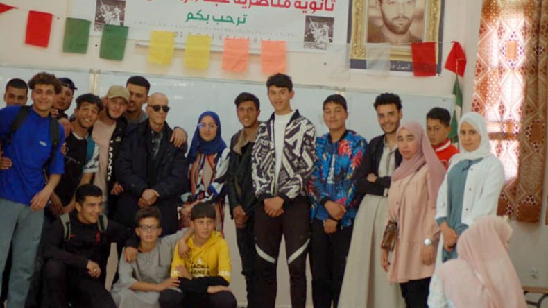 تلاميذ ثانوية في خنشلة يُكرمون مديرهم بعمرة