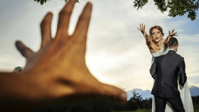 هل يمنح القانون المصري خاطف الفتاة حقّ الزواج منها؟