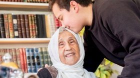 مسؤولون ورجال أعمال يرتمون في أحضان أمهاتهم!