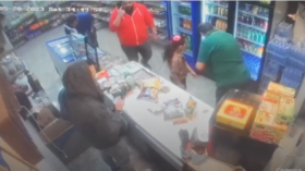 بالفيديو.. طبيب ينقذ طفلة من موت محقق في محل تجاري!