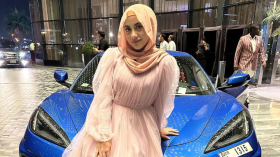 بلوغر شهيرة تخلع الحجاب وتثير جدلاً بعد استعانتها بهذه الآية القرآنية!