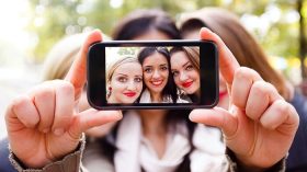 دراسة تكشف سبب إدمان البعض على صور السيلفي