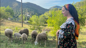 شابة جزائرية تخطف الأنظار عبر الشبكات بهذه الفيديوهات!