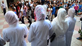 أساتذة يحتفلون بالترسيم.. والوزارة تحذر!