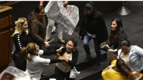 نائبات يتبادلن اللكمات تحت قبة البرلمان لهذا السبب