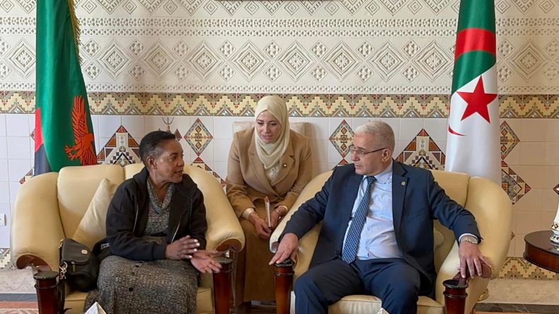 رئيسة برلمان زامبيا تحل بالجزائر