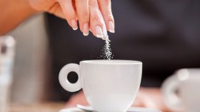 رشة ملح في القهوة بدل السكر.. حيلة تنتشر على مواقع التواصل لهذا السبب