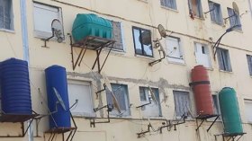 الصّهاريج تغزو شرفات وواجهات العمارات