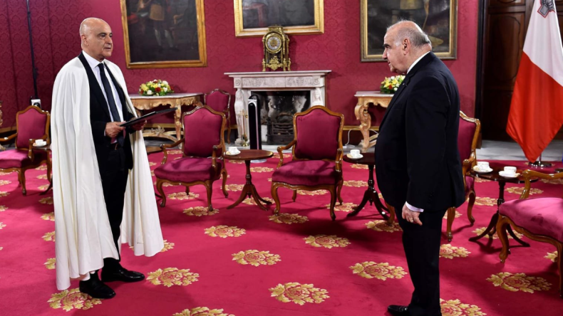 مرتديا البرنوس التقليدي.. سفير الجزائر لدى مالطا يقابل رئيس البلاد