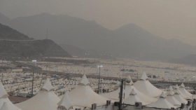 هكذا تبدو الكعبة وخيام الحجاج في منى من الفضاء (صورة)