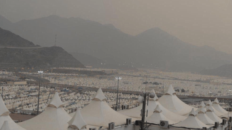 هكذا تبدو الكعبة وخيام الحجاج في منى من الفضاء (صورة)