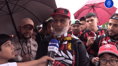 مناصر من نوع خاص يدعو بالدموع للاتحاد