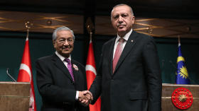 “لقاء مغلق” بين أردوغان ومهاتير في أنقرة (فيديو)