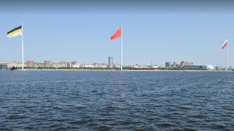 بوتين يرفع علمي الاتحاد السوفييتي والإمبراطورية الروسية.. ما الحكاية؟ (فيديو)