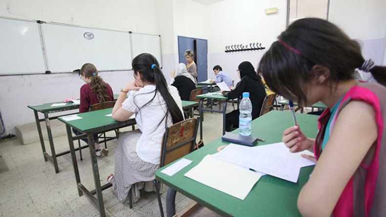 أولياء “يمتحنون” مع أبنائهم
