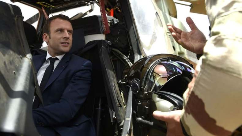 Soupçonné d’avoir tiré un fumigène sur l’hélicoptère de Macron, un homme écroué