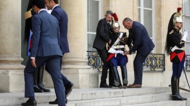 Indifférence totale de Macron après un malaise d’un garde de l’Elysée (VIDEO)