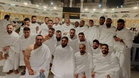 المنتخب الجزائري داخل القاعة يؤدي مناسك العمرة قبل مواجهة العراق